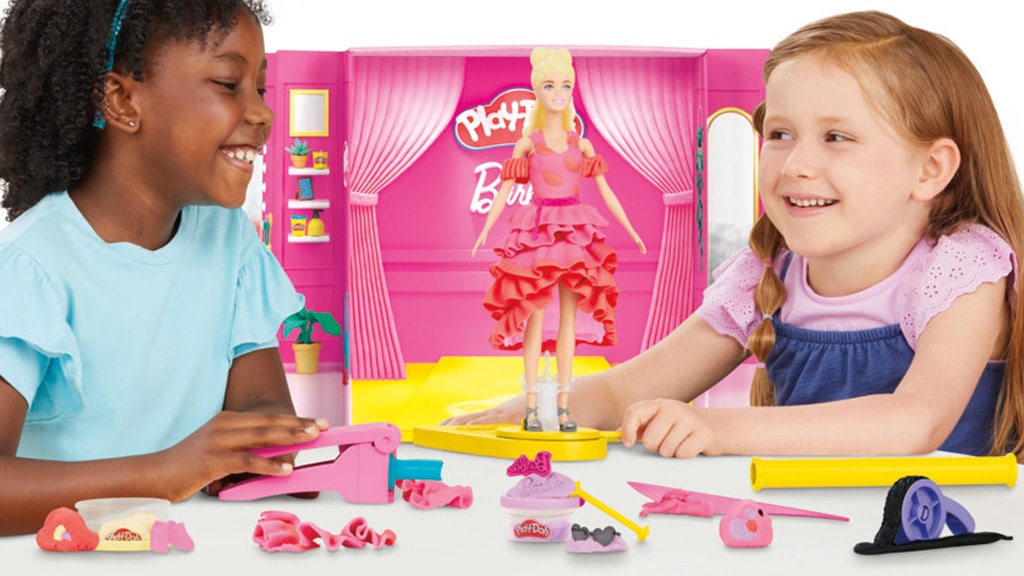 Lalki Barbie mogą przechadzać się po wybiegu w nowych strojach i akcesoriach Play-Doh.
