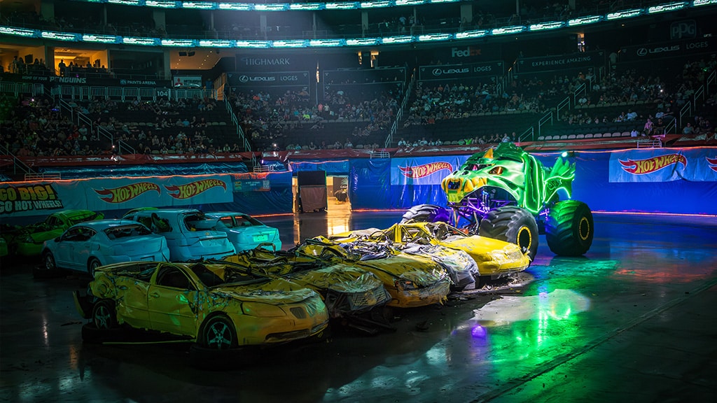 Hot Wheels Monster Trucks Live w 2026 roku kontynuuje trasę Glow-N-Fire