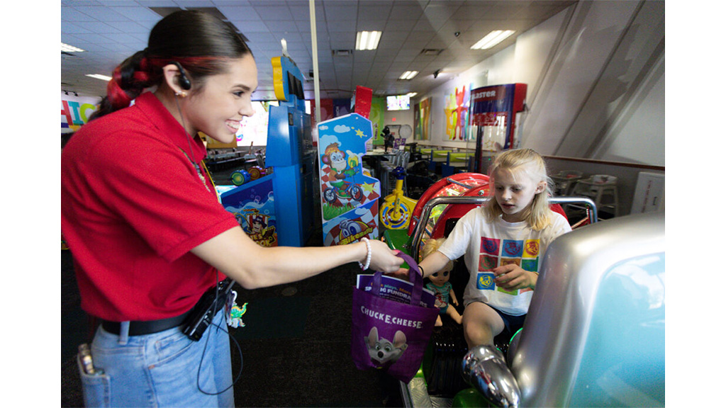 Chuck E. Cheese wspiera Narodowy Miesiąc Świadomości Głuchych przyjaznymi rodzinie niespodziankami