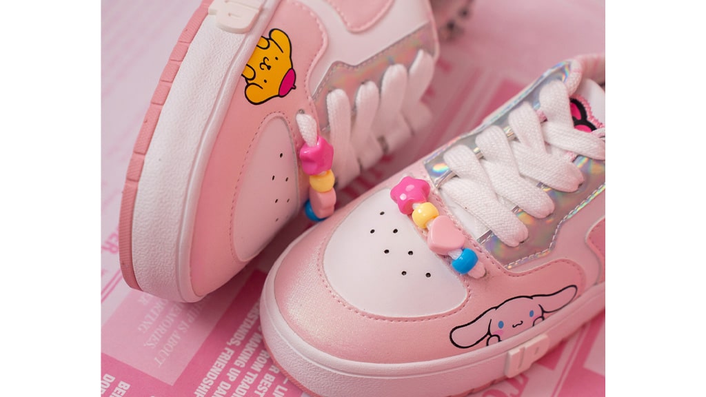 Krocz w stylu Sanrio w tych sportowych butach Hello Kitty