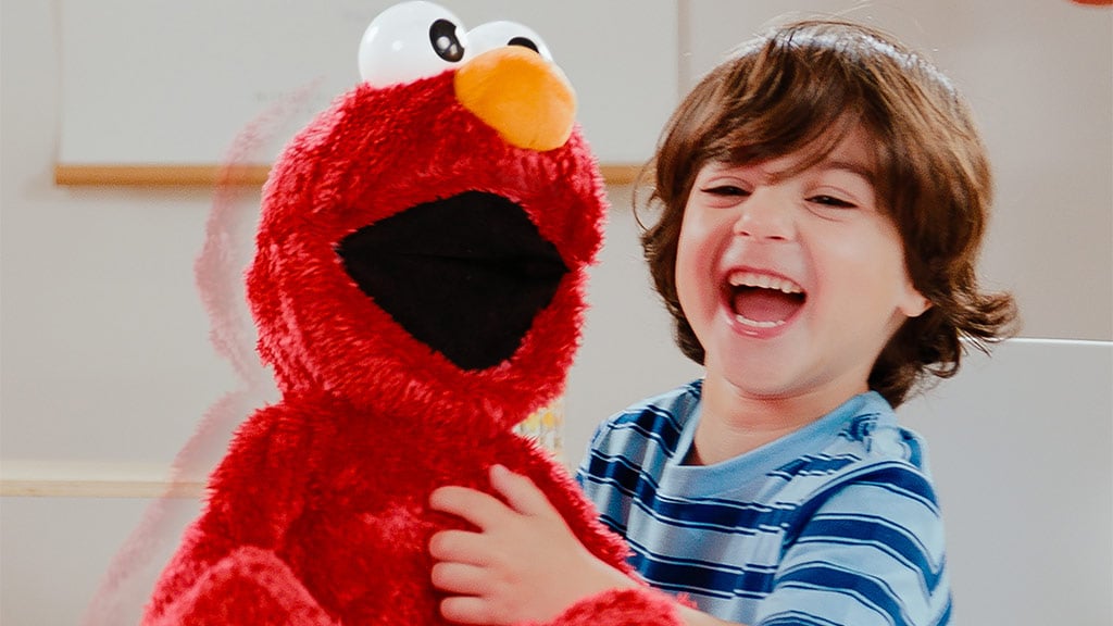 Śmiej się głośno z zabawką Just Play Csikis Elmo!
