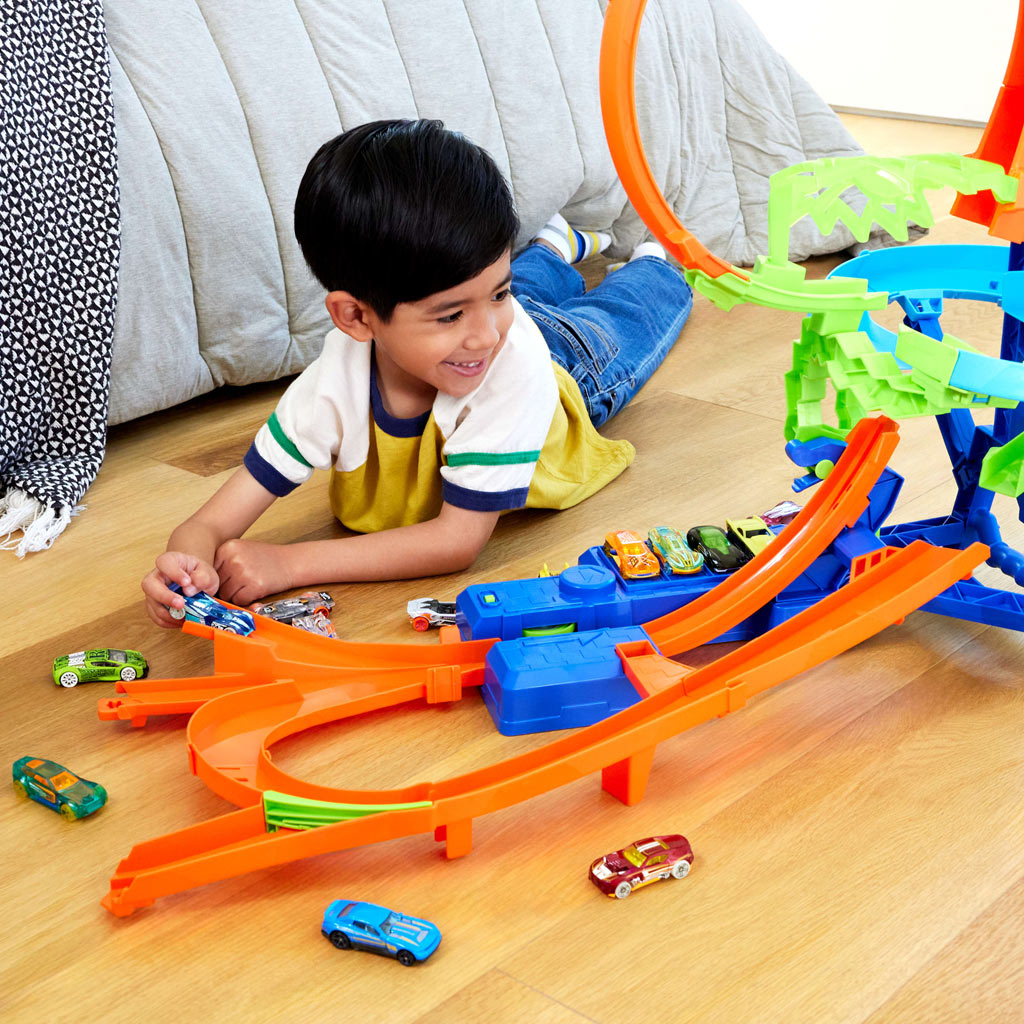 Hot Wheels Stunt Tracks: Zderzenie w powietrzu – zestaw torów z małym samochodzikiem – Mattel kép 3
