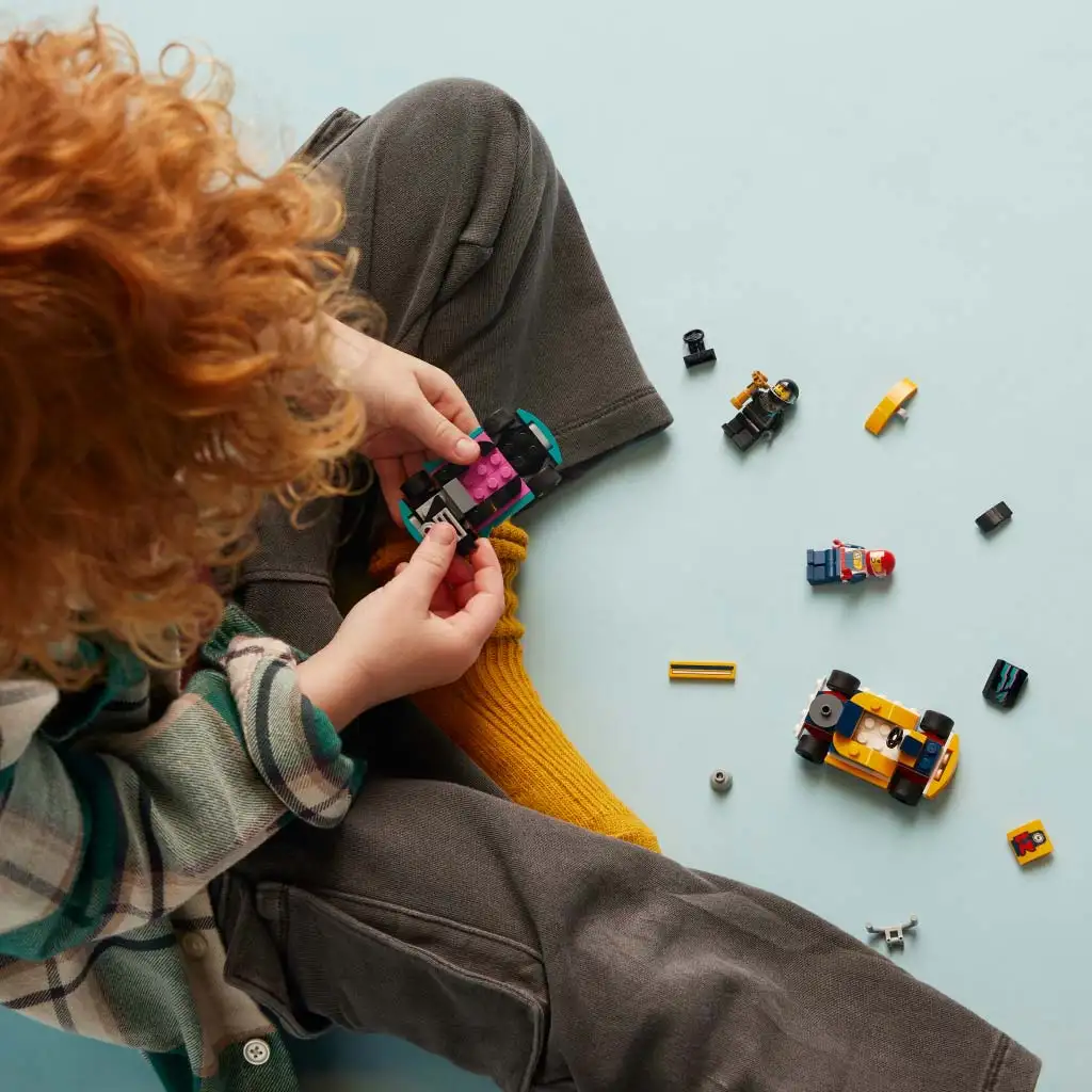 LEGO® City: Gokarty i kierowcy wyścigowi (60400) kép 3