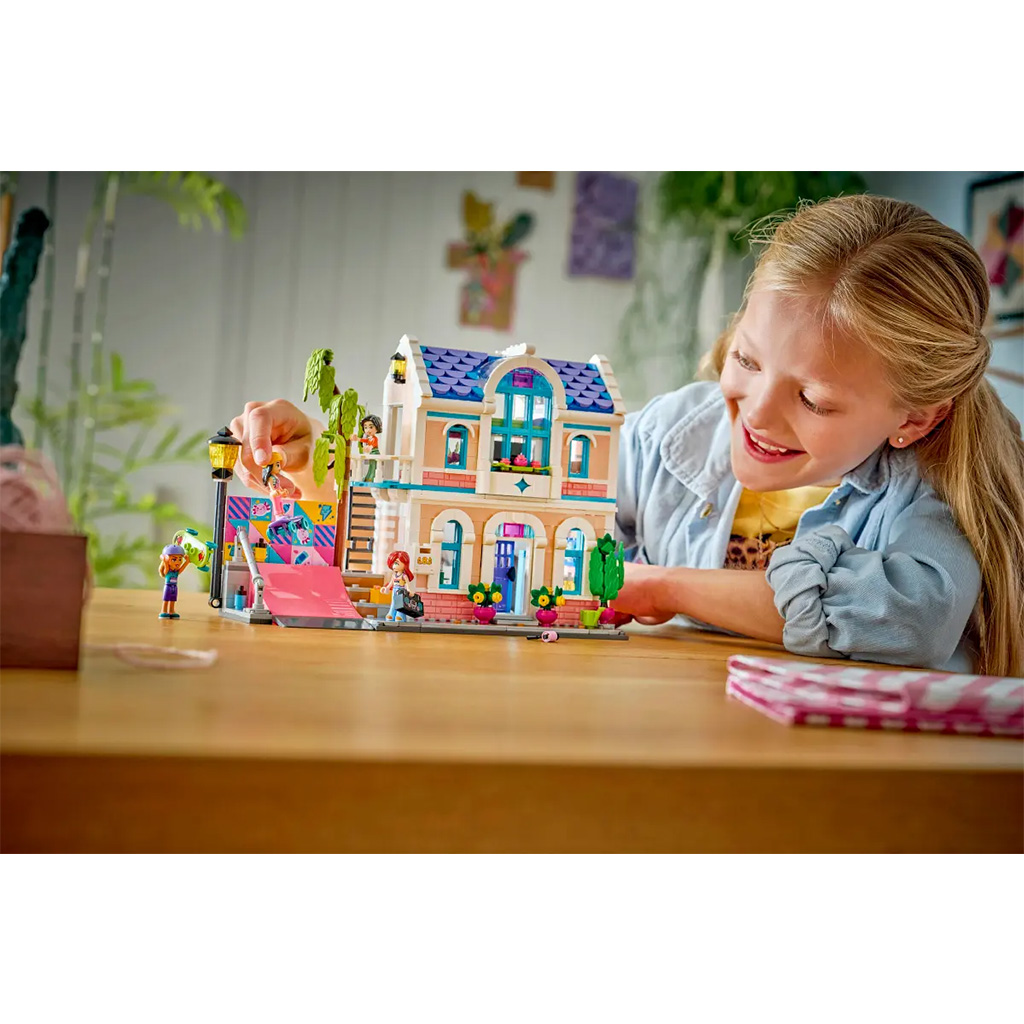 LEGO® Friends: Dom rodzinny Liann (42687) kép 6