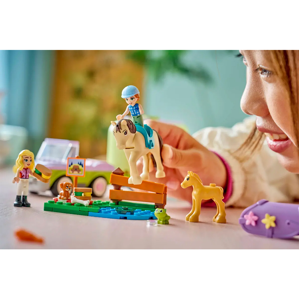 LEGO® Friends: Przyczepa do przewozu klaczy i źrebaka (42695) kép 8