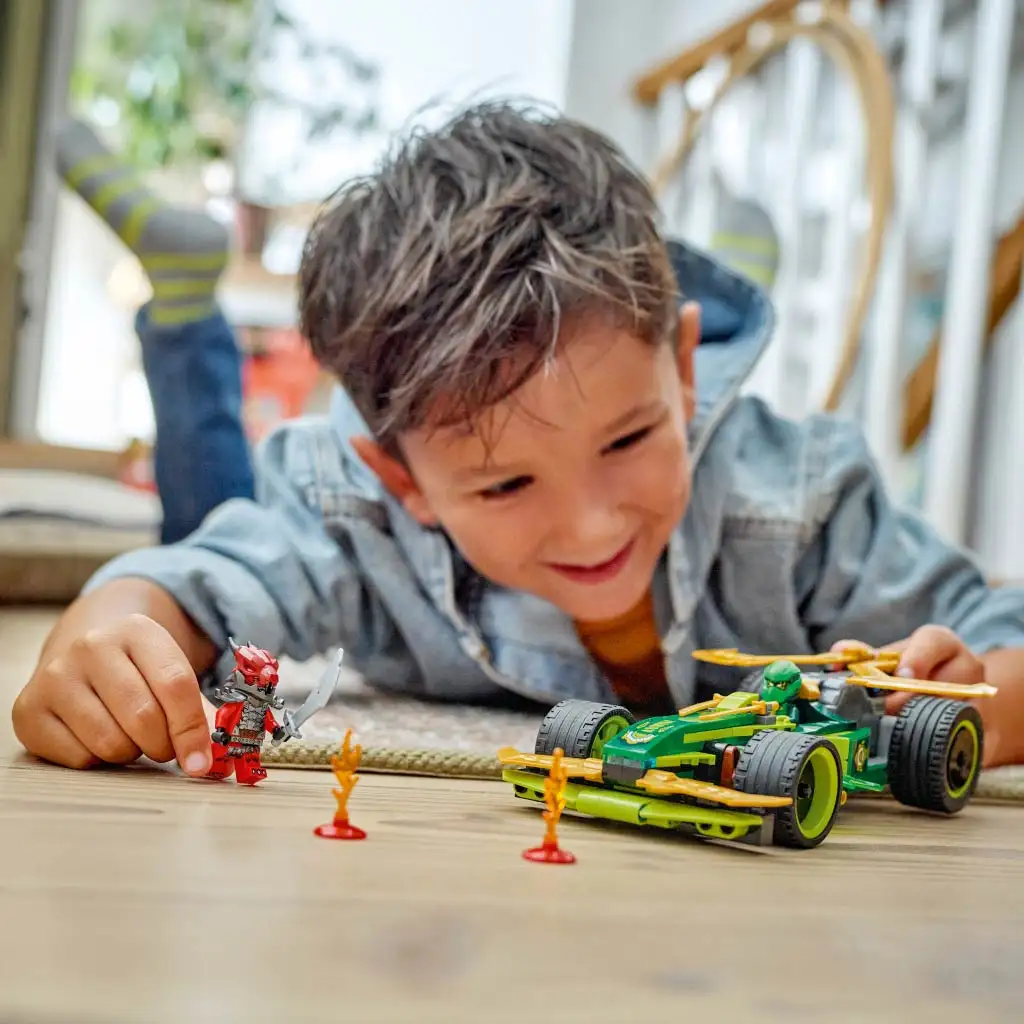 LEGO® Ninjago: Wyścigówka z napędem wstecznym Lloyda (71828) kép 4