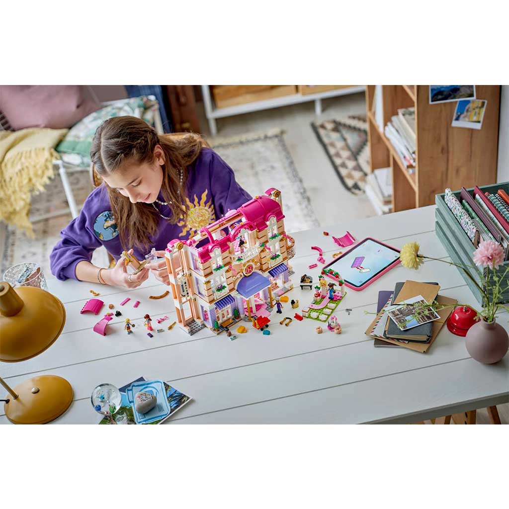 LEGO® Friends: Grand Hotel w Heartlake City (42704) kép 6