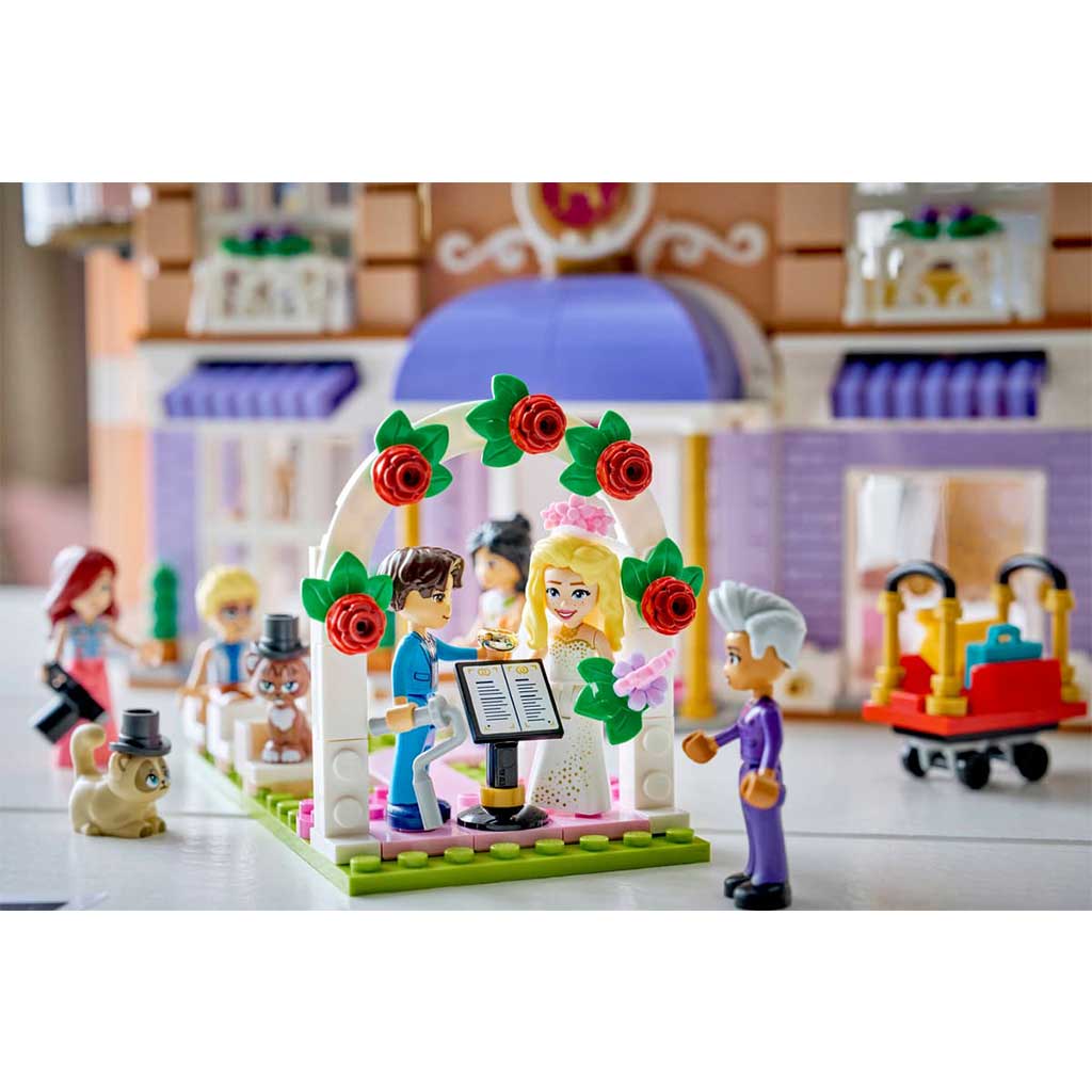 LEGO® Friends: Grand Hotel w Heartlake City (42704) kép 7