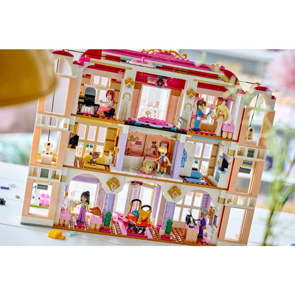 LEGO® Friends: Grand Hotel w Heartlake City (42704) kép 8